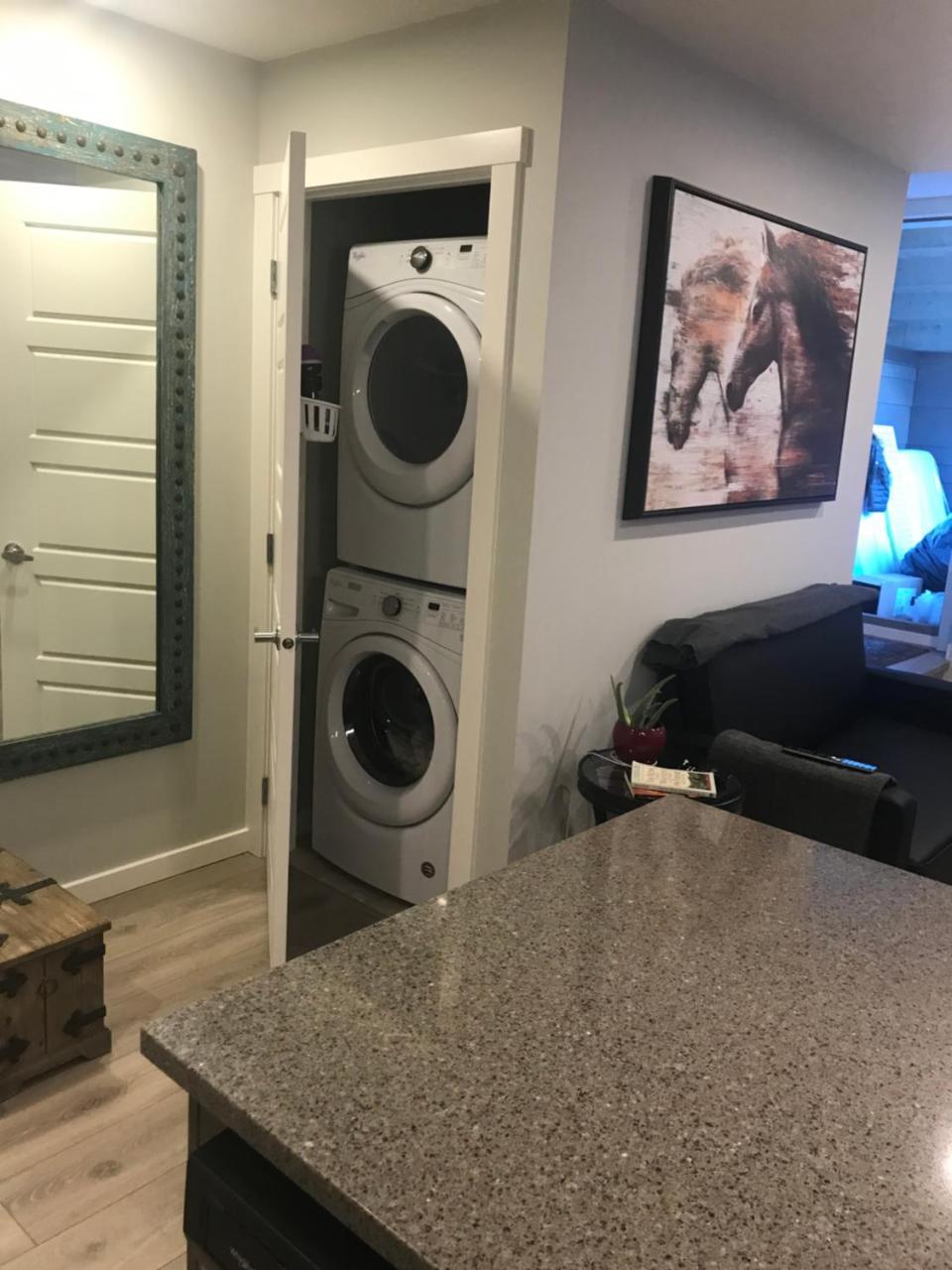 Home Sweet Condo Calgary Luaran gambar