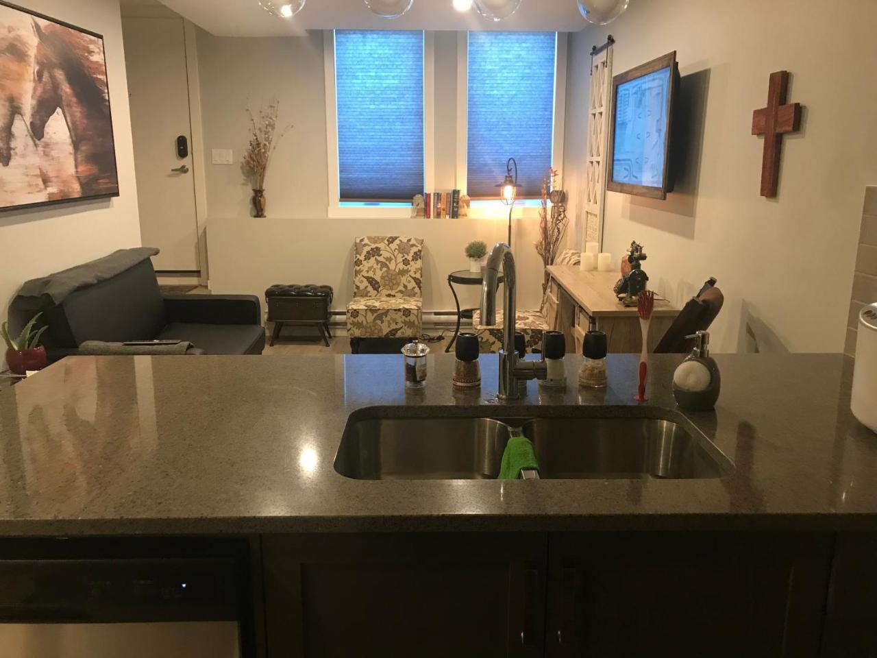 Home Sweet Condo Calgary Luaran gambar